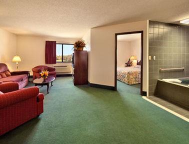 Super 8 By Wyndham Bowling Green Room photo